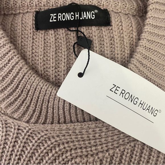De
Rong Huang Pink Sweater with open neckline and Zippers - Picture 6 of 7